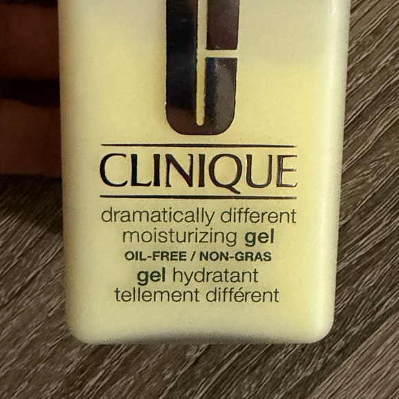 Clinque Dramatically Different Moisturizing Gel - Picture 3 of 5